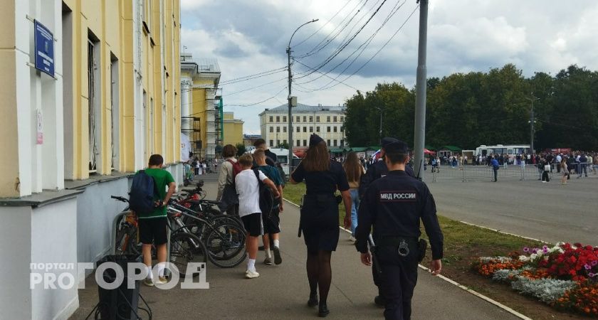 Замахнулся на полицейского и получил срок