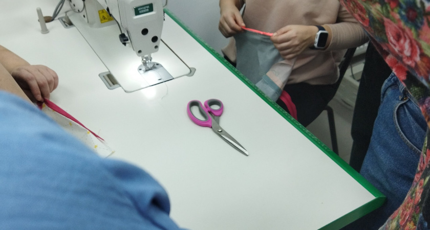 У меня все ножницы острее бритвы. Старая портниха ещё в конце 90-х показала 3 способа, как хитро и быстро их наточить