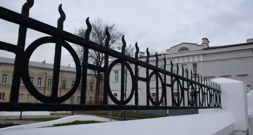 В сквер «Гармония» в Тамбове вернули отреставрированные чугунные решётки ограждения