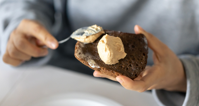 Если в холодильнике залежалась пачка творога и крабовые палочки: пропускаем через блендер и получаем гениальную намазку — ум отъешь