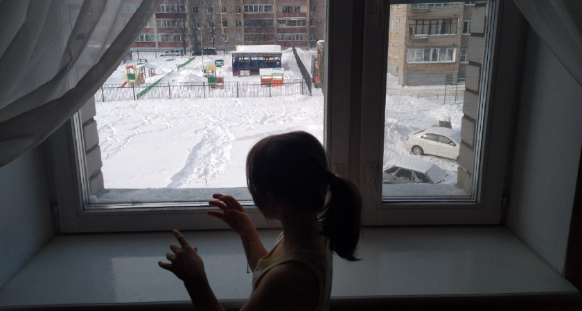 Приклеили за 5 минут - и больше не мерзнем: из окон теперь не сквозит, и подоконник теплый