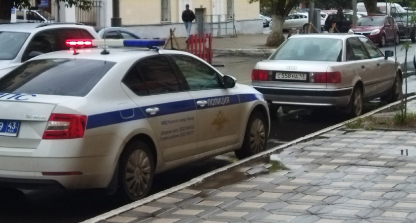 Вышел из машины, иду пешком — догоняет инспектор ГИБДД и требует предъявить документы: что делать в такой ситуации