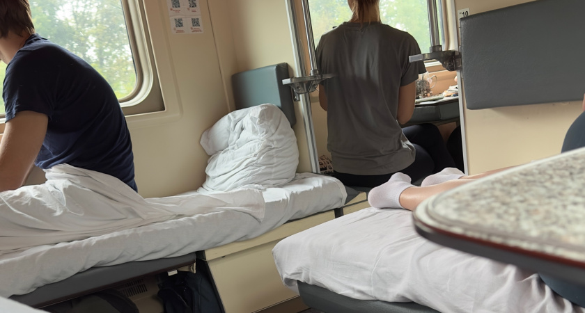 Как правильно спать в поезде: куда ложиться головой, а куда ногами - эксперт РЖД дал четкий ответ 
