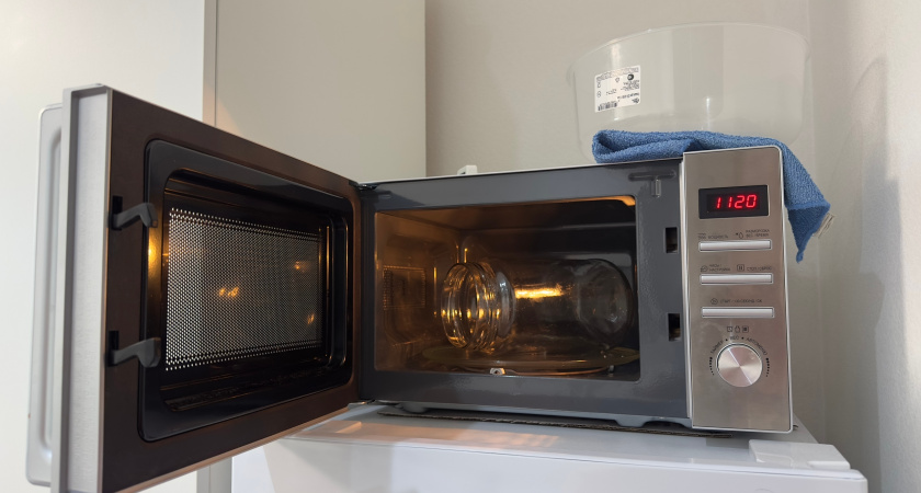 Можно ли ставить микроволновку на холодильник — в спорном вопросе раз и навсегда поставили жирную точку 