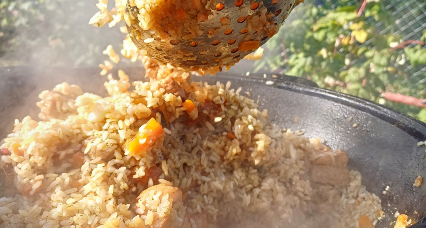 Первый враг рассыпчатого плова: какой ингредиент превращает блюдо в кашу — добавляет каждая вторая хозяйка