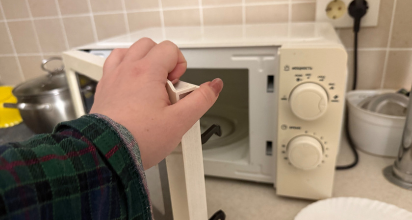 Замызганную микроволновку "лечу" одной таблеткой: 5 минут, и внутри ни одного жирного пятнышка - хоть с лупой ищи