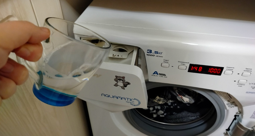 Рюмку в барабан — и стиралка чистая, как в день покупки: остатки грязи, извести и плесени уносит в канализацию со свистом