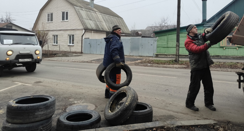 В Тамбове начинают массово убирать старые автопокрышки с дворов и улиц частного сектора