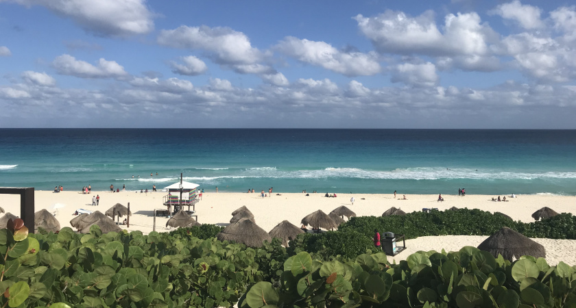 Дешевле, чем в Сочи, и любят русских: на этот теплый курорт летим в январе