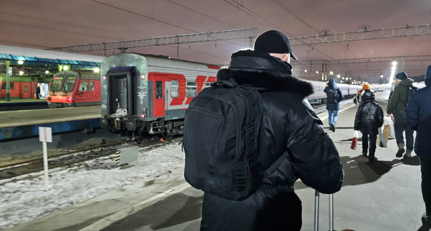 "Сынок, можно я тут лягу?": мужчина выкупил купе в поезде целиком, чтобы ехать одному - но другие пассажиры его осудили