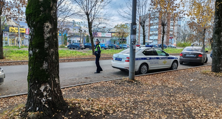 Инспектор ДПС требует передать ему мобильный телефон для осмотра: как быть водителю в такой ситуации