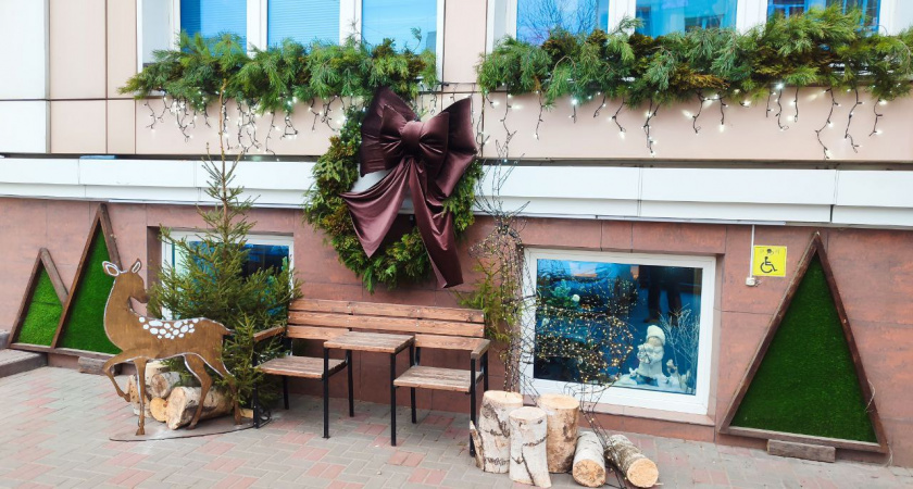 Тамбов преображается к Новому году: в городе устанавливают ёлки и праздничные декорации