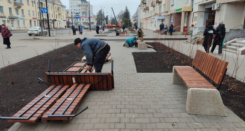 Благоустройство на улице Октябрьской выходит на финальную стадию: началась установка городской мебели