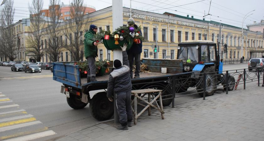 Советская улица готовится к праздникам: в центре Тамбова устанавливают обновлённые новогодние кашпо
