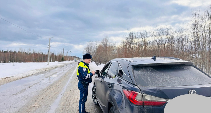 Просят покинуть салон авто? Вот когда сотрудник ГИБДД имеет право это требовать — и когда водитель может сказать «нет»