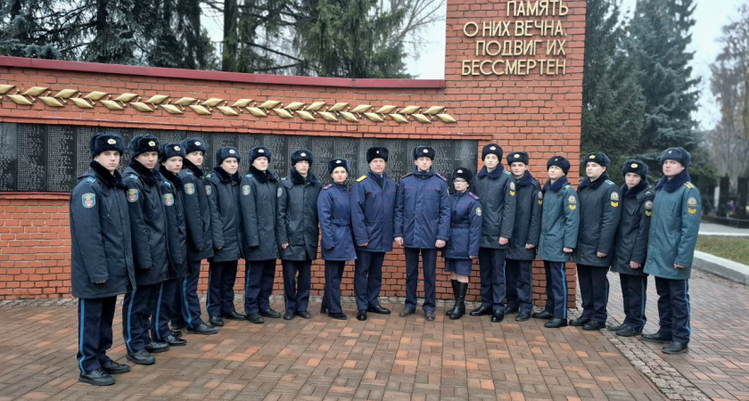 В Тамбове прошёл митинг ко Дню Неизвестного солдата с участием сотрудников СК и юнармейцев