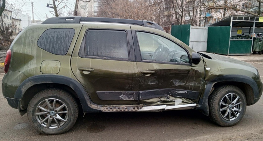 В Тамбове на перекрёстке столкнулись Peugeot и Renault: пострадала женщина-водитель