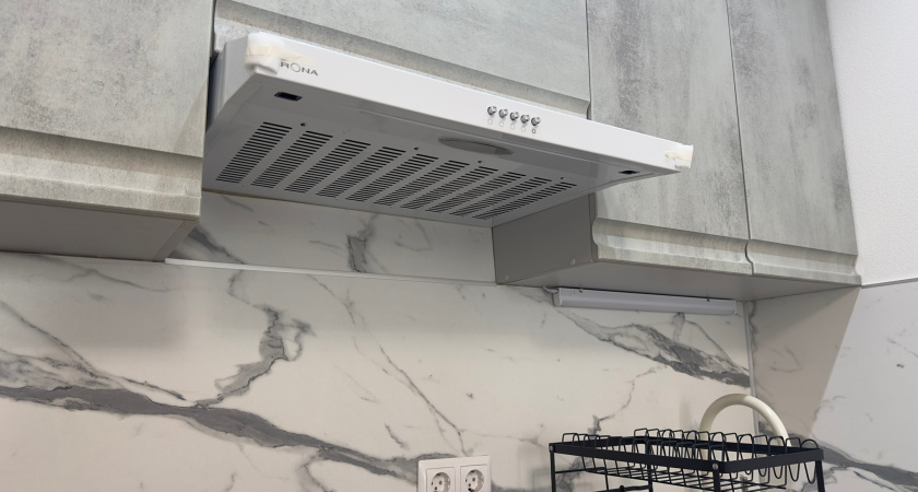 Шкафчики на кухне отмываю только так: 4 ложки — и застарелый жир с них сползает сам