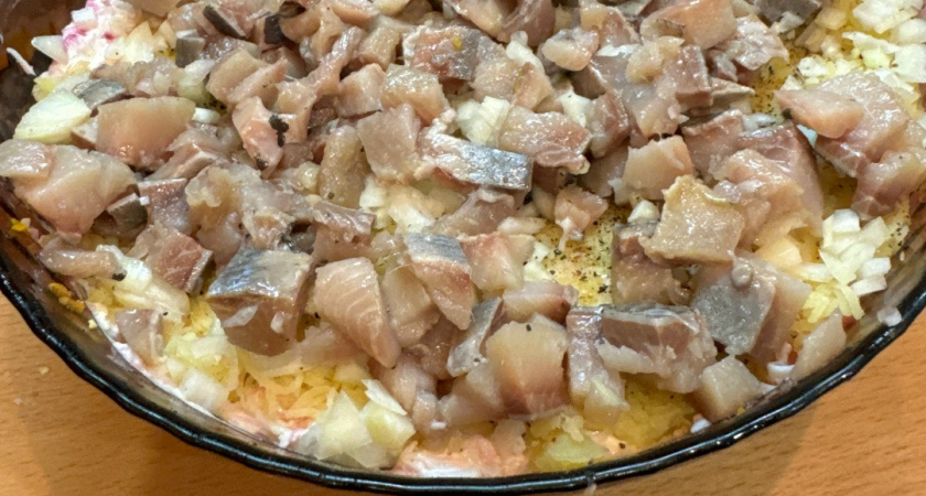 Селедку на "шубу" чищу за 4 минуты: не останется ни единой косточки - гениальный способ, делюсь