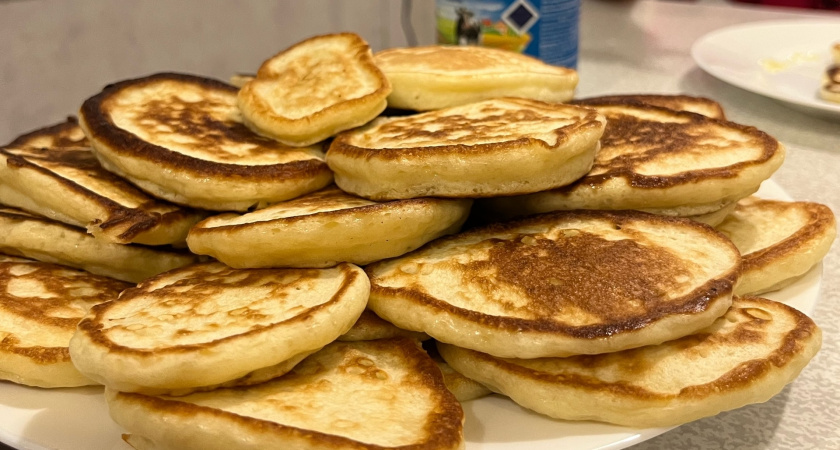 Это блюдо обожал каждый ребенок СССР.: нашла в старой тетрадке рецепт тех самых оладьев из школьной столовой