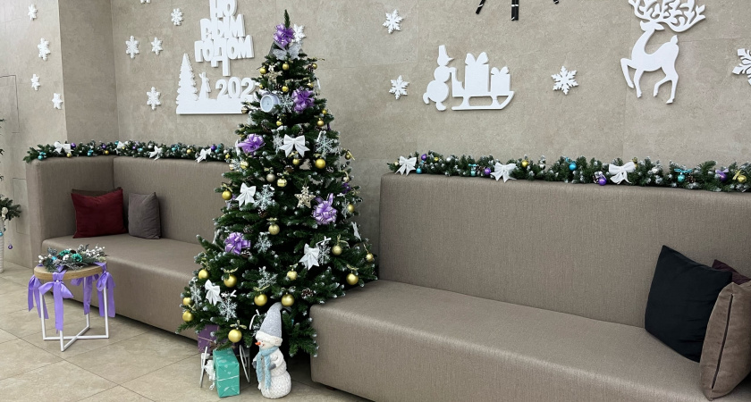 Наряжать елку к Новому году шарами и мишурой больше не модно: 3 самых трендовых способа украшения