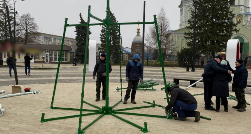 В Рассказове начали устанавливать новогоднюю ёлку на обновлённой площади Ленина
