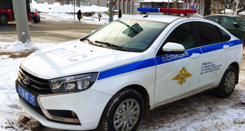 Инспектор ГИБДД составляет протокол за пересечение сплошной, которую не видно под снегом — что делать водителю