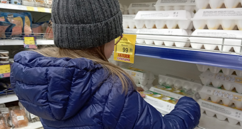 Почему в "Магните" и "Пятерочке" яйца лежат не в холодильнике — это по правилам? Объясняем