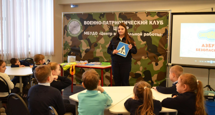 В тамбовской школе №17 первоклассники прошли игровой урок ПДД в автогородке