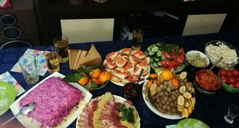 В 2026-й без оливье и шубы — эти блюда готовить строго запрещено: все из-за «нрава» Огненной Лошади