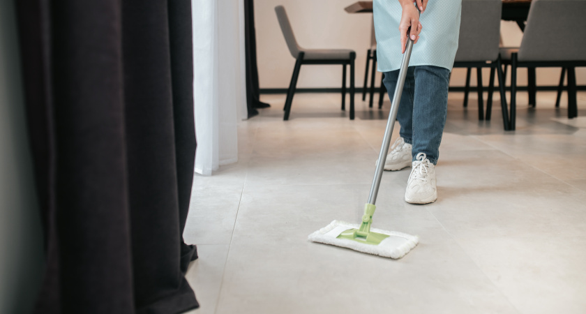 Ведро с тряпкой — прошлый век: так полы уже не моют. Вот какой инструмент сделает уборку быстрее и проще