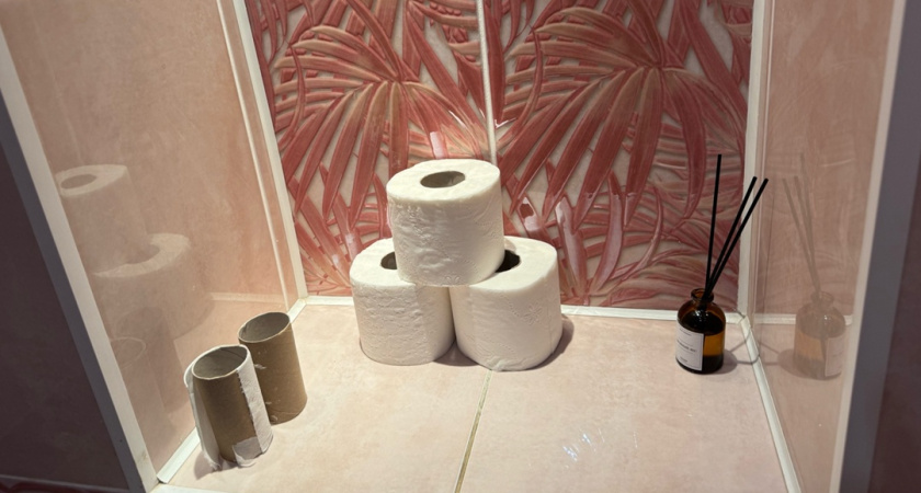 Хитрые хозяйки льют уксус на туалетную бумагу и проблем не знают: вот зачем так делают — 3 неожиданных лайфхака