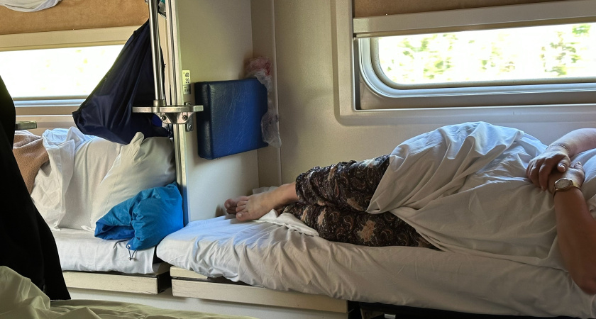 "Выкупаю на одного нижнее и верхнее боковое": пассажиры РЖД придумали новый способ, как путешествовать в поезде с комфортом