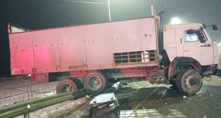 На трассе Р-22 «Каспий» в Знаменском округе произошло ДТП с КамАЗом и автобусом