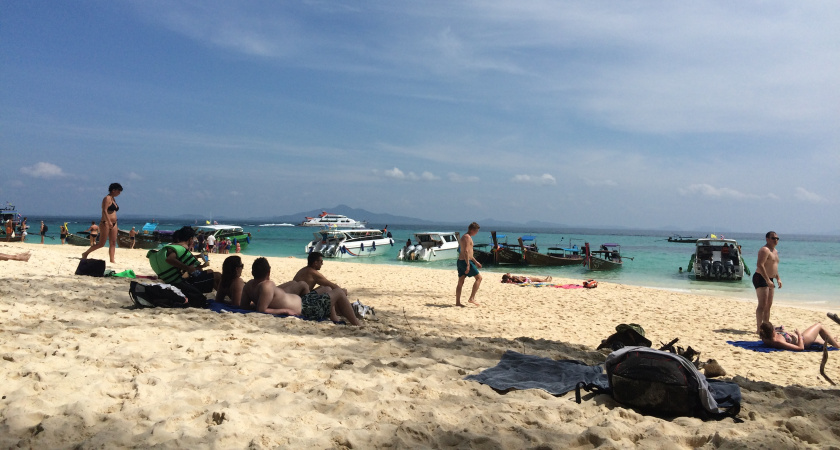 Приехали отдыхать, а остались с пустым кошельком: курорты с самыми грязными разводами туристов на деньги