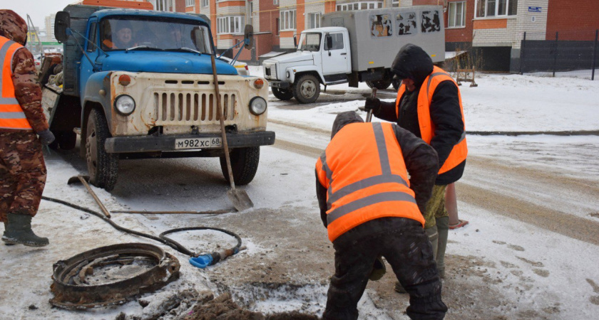 Ливнёвку на севере города приводят в порядок вручную: рабочие рассказали, что находят в колодцах
