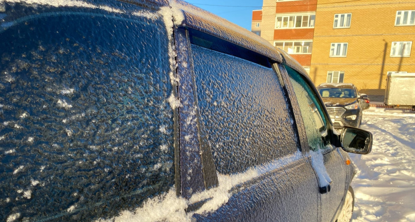 Убираю лед со стекла автомобиля за несколько секунд: простой и проверенный метод