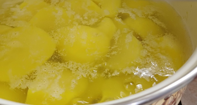 Зачем шеф-повара добавляют уксус, когда варят картошку? Секрет, о котором мало кто знает