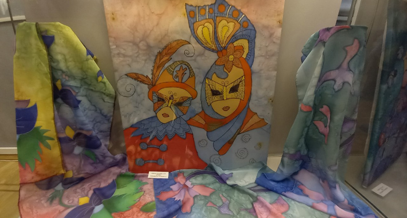 В Тамбовской картинной галерее открылась выставка батика «Свет Рождественской звезды»