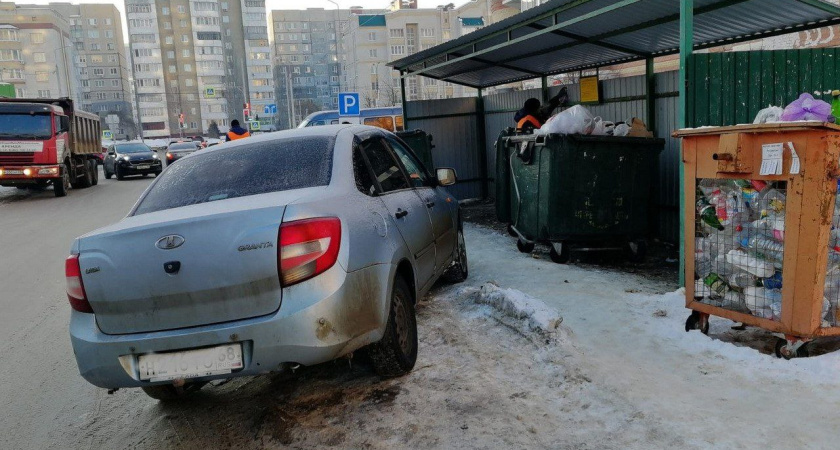 Тамбовских автомобилистов предупредили о штрафах за стоянку у мусорных контейнеров в праздничные дни