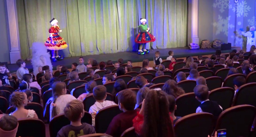 Центральная городская ёлка в Тамбове собрала почти 500 детей в Молодёжном театре