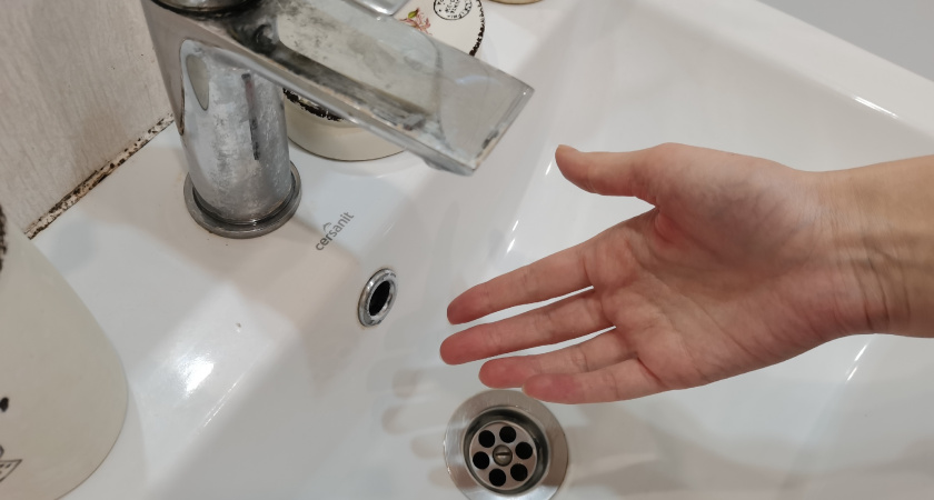 Кладу бумагу в раковину и уезжаю к родне на две недели: вот от чего так спасаюсь — через 14 дней дом сияет 