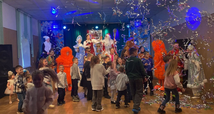 В ДК «Знамя труда» для детей участников СВО устроили новогодний квест с Дедом Морозом