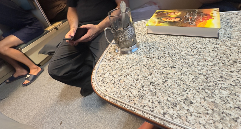 "Возите с собой табуретку": пассажиры нижних полок нашли лазейку в новых правилах РЖД - и отказываются уступать место за столом