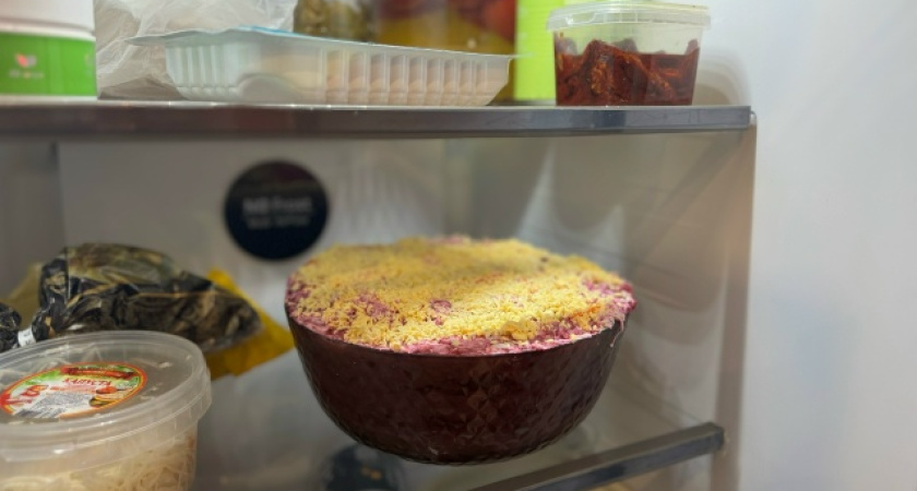 Как сохранить салаты и горячее после праздничного застолья: едим свежее всю неделю - 3 простых правила