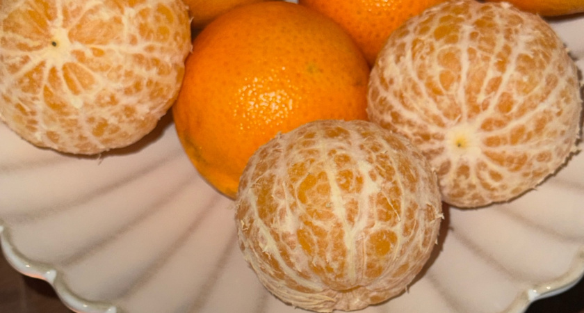 Вот почему вы едите мандарины неправильно: в мусорку "улетает" самое ценное - профессор объяснил, какая часть цитрусовых особенно полезна