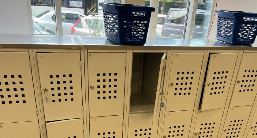 Почему из "Магнитов" и "Пятерочек" исчезли ящики для хранения сумок? Стала известна реальная причина - и это не забота о покупателях