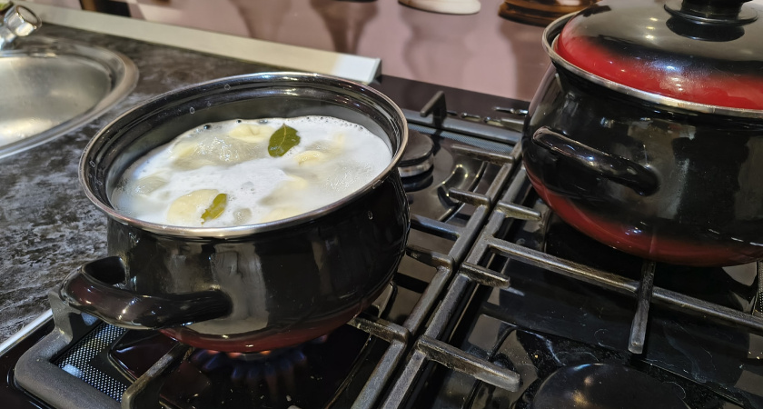 Зачем при варке пельменей в кастрюлю добавлять стакан холодной воды - запомните раз и на всю жизнь