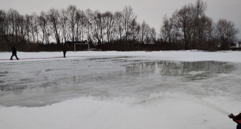 В Тамбове начали заливать самый большой городской каток под открытым небом за мостом Тезикова
