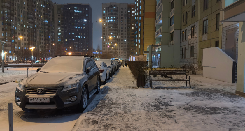 Парковка не спасет: инспекторы ГИБДД стали штрафовать водителей прямо во дворах – закон не поможет, и вот почему